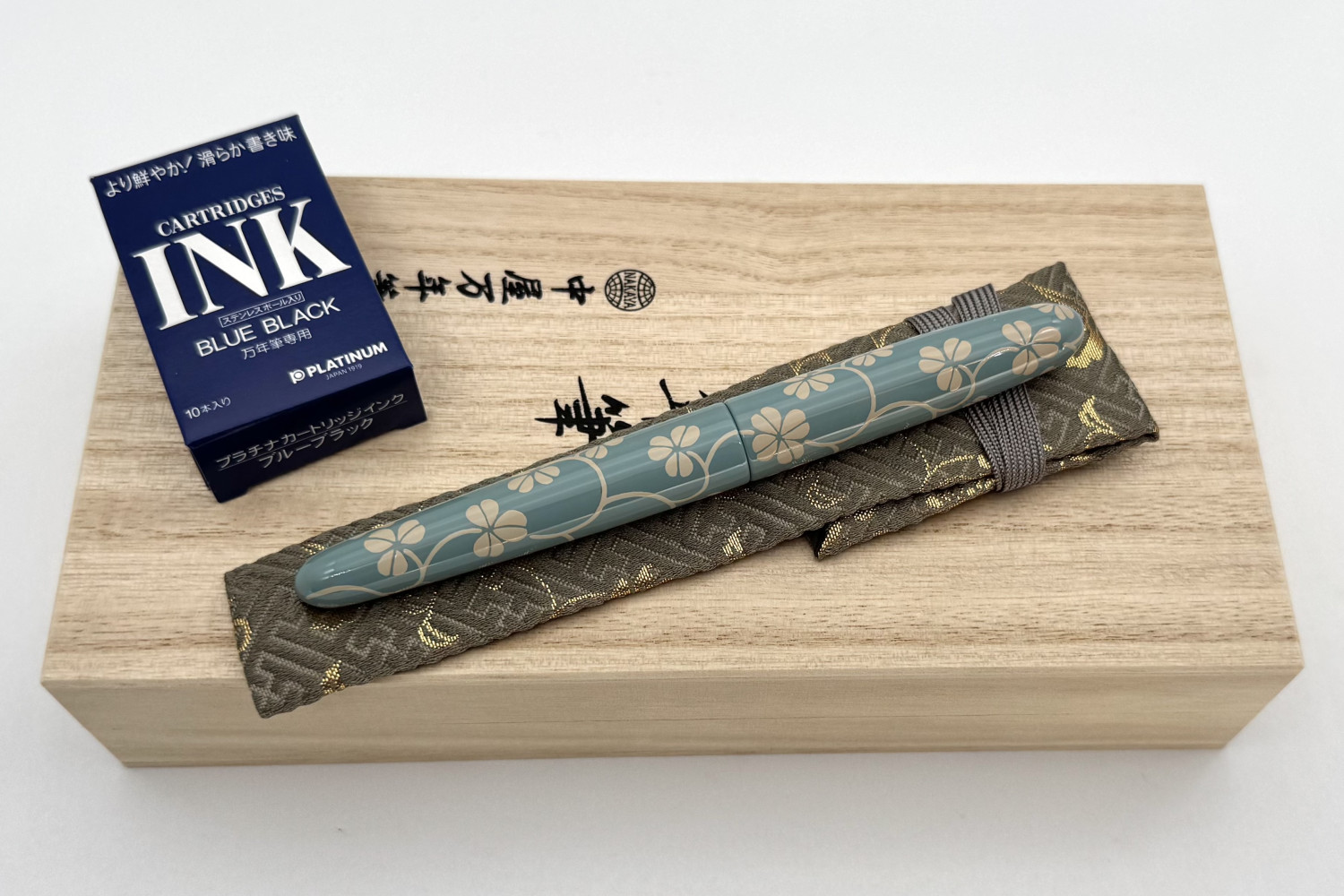 NakayaCigarPortableCloverArabesqueMotifinShiroFP_C